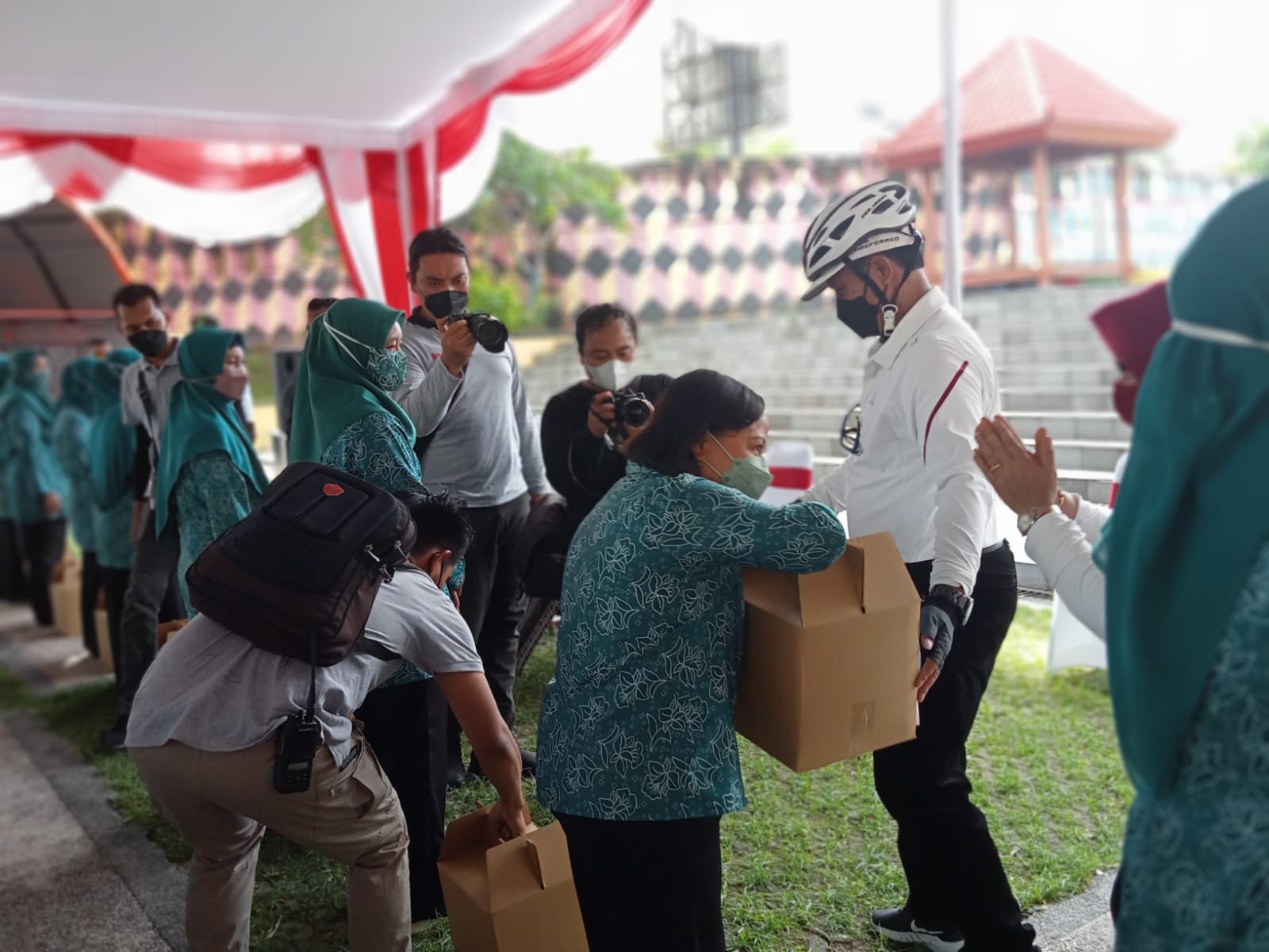 Apresiasi Ketua RT dan RW, Wali Kota Madiun Salurkan Ribuan Paket Sembako