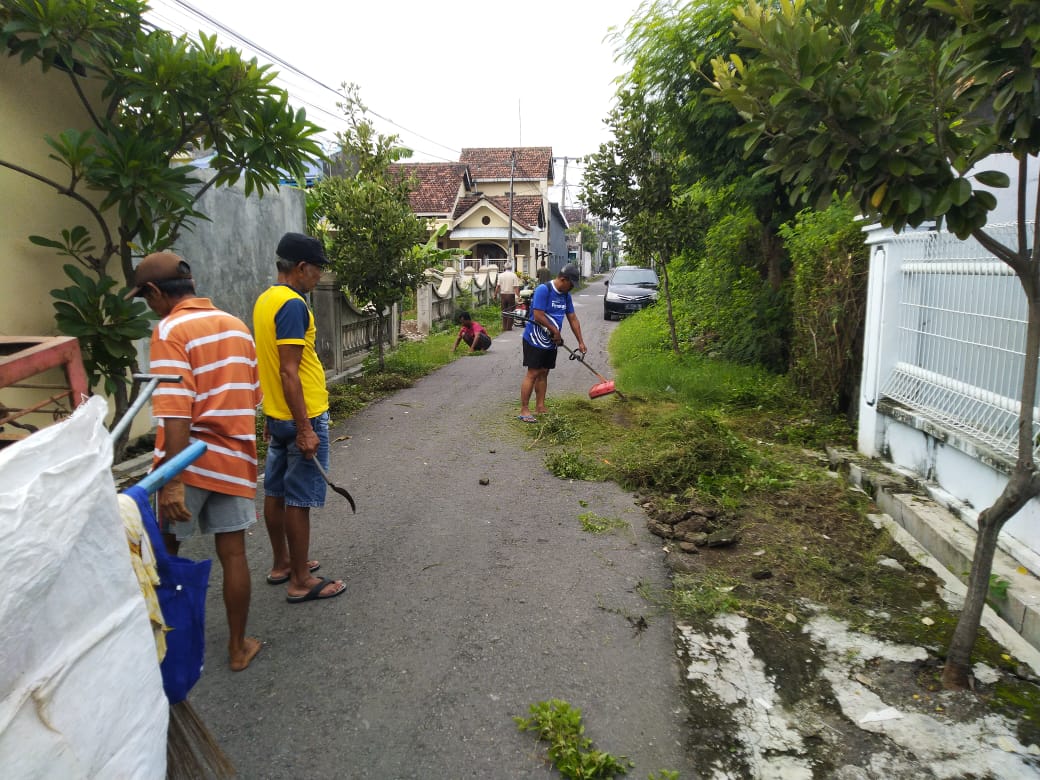 ANTISIPASI DBD, WARGA SOGATEN KOMPAK BERSIHKAN LINGKUNGAN DAN LAKUKAN PENGASAPAN