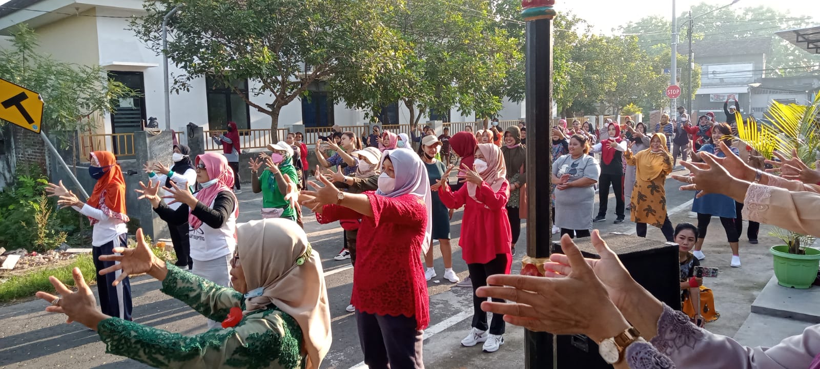 Seru, Emak-Emak Berdaster Senam Bareng Peringati Hari Ibu