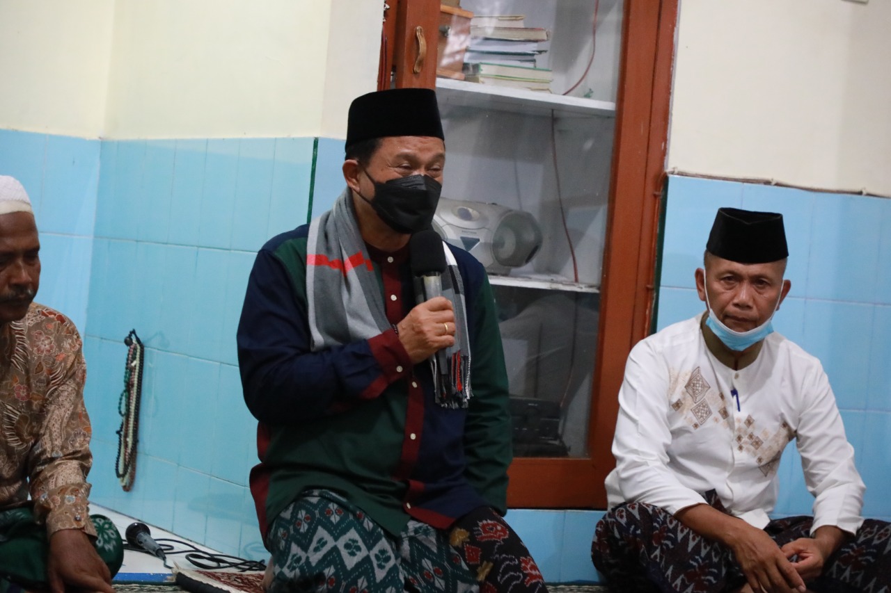 Sapa Masyarakat Melalui Sholat Isya Berjamaah dan Salurkan Bantuan.